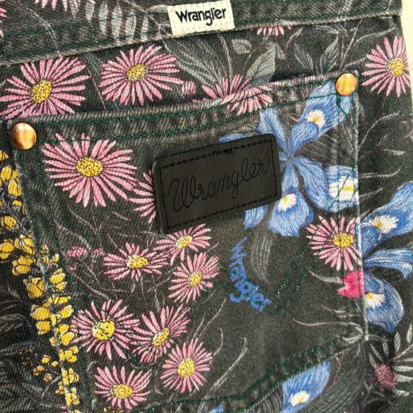 Wrangler Wanderer 622 Printed High-Rise Jeans in Collage Forage - Picture 8 of 11